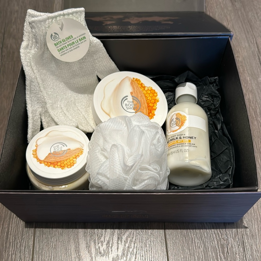 The Body Shop - Spa of The World - Soothing Almond Milk & Honey Big Gift Box